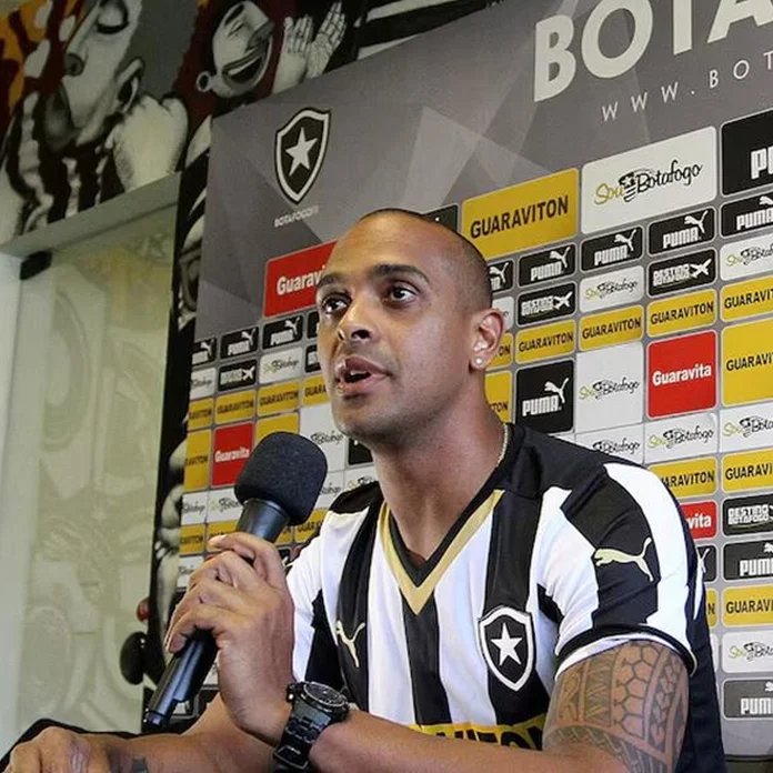 Ex-jogador do Botafogo morre após queda de muro durante ventania no Rio de Janeiro.