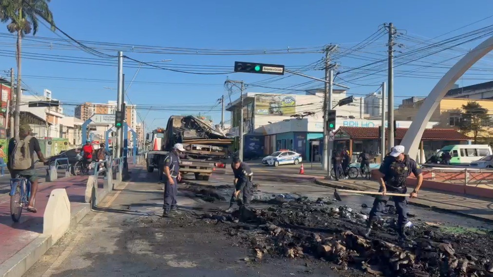 CAMINHÃO PEGA FOGO APÓS COLISÃO NA AVENIDA 28 DE MARÇO, EM CAMPOS.